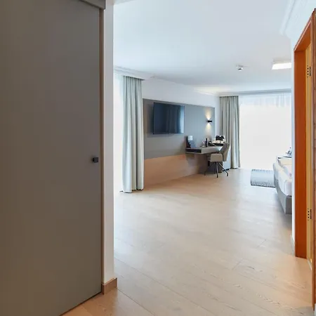 Edelweiss Superior Hotel 4*